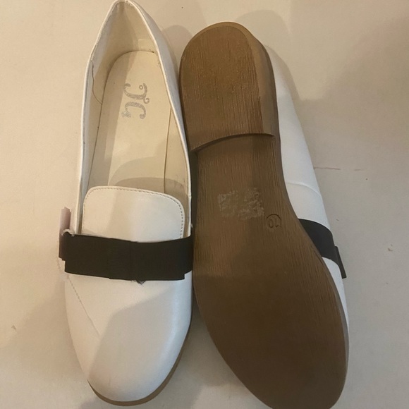 Journee Collection white shoes with black ribbon front size 10 NWT - Picture 6 of 7